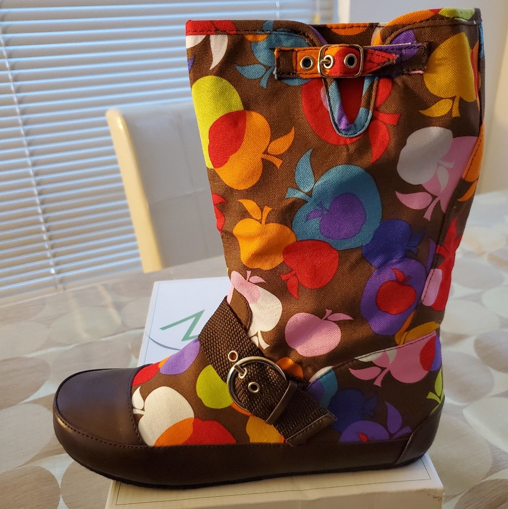Max Collection Apple Fabric Fashion Boot. Size: 7.